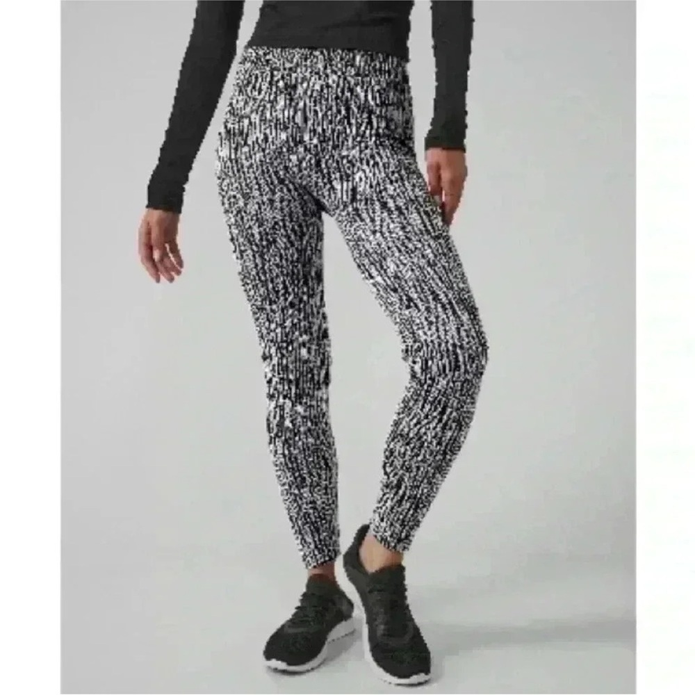 Athleta Flurry Elemental Tight in Snowscape Black/Bright White Size Large NWT